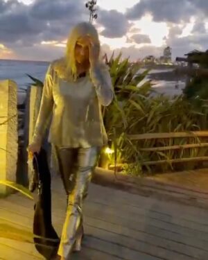 Evelyn Scheidl Instagram - En PDE siempre hay más de un evento por día!!
Divino Sunset organizado por @martin_cabrales en la Posta y luego fuimos a un lugar mágico y gran fiesta de Alberto y @ginaroemmers junto a Teresa❤️
Pantalón @flapalmiero
Remera @melocotonstyle
Cinturón @bisuteria_aresbymn
Sandalias de Málaga
El saco soñado de @teresacalandra es de NewYork
Gracias por cada mensaje enviado con tanto amor 🍀🍀🍀🍀🍀🍀