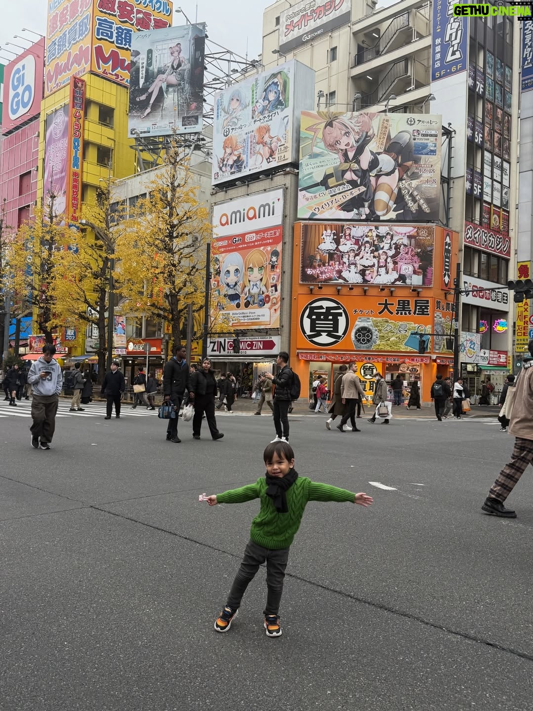 Ezzaty Abdullah - 862 Likes - Akihabara street snapshot