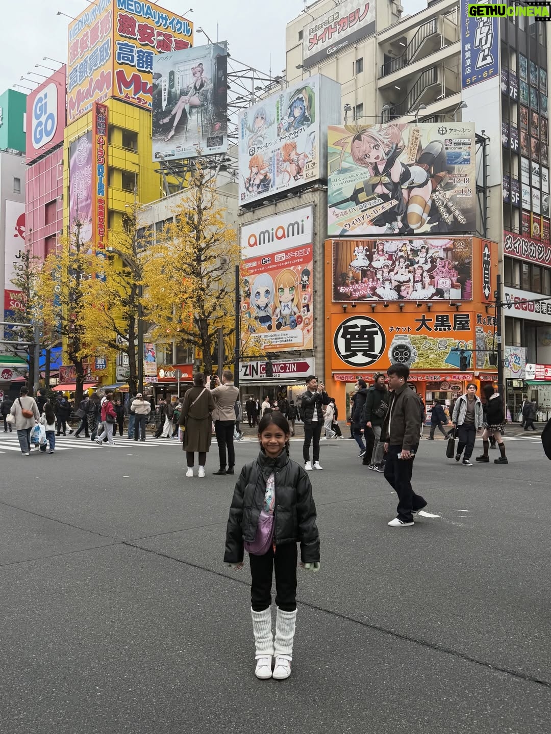 Ezzaty Abdullah - 862 Likes - Akihabara street snapshot