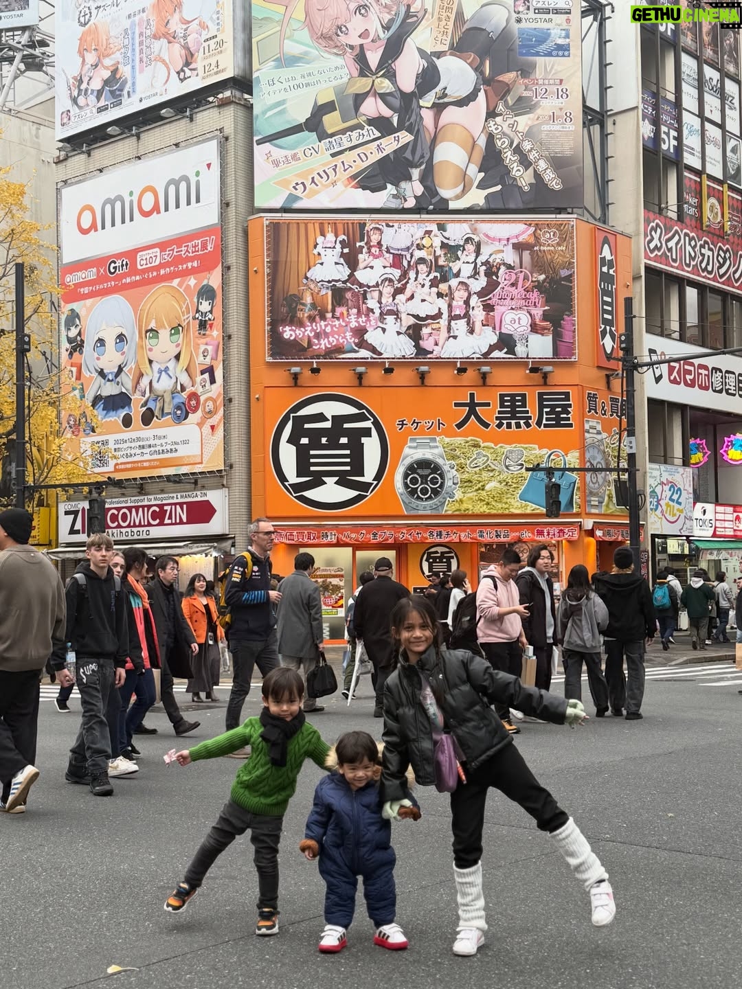 Ezzaty Abdullah - 862 Likes - Akihabara street snapshot
