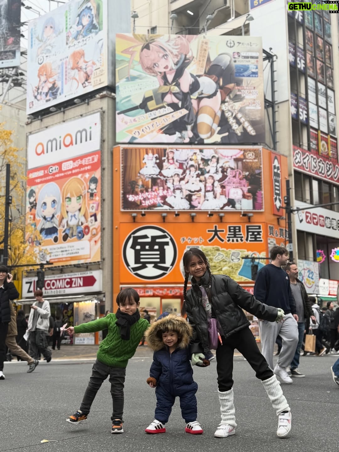 Ezzaty Abdullah - 862 Likes - Akihabara street snapshot