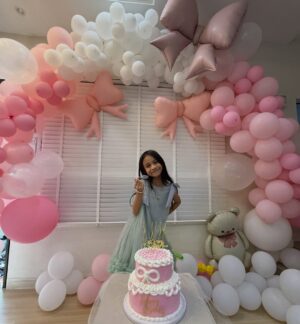 Ezzaty Abdullah Instagram - Happy Birthday my Pretty baby! ❤️ Harap Harum happy dpt celebrate dgn kesayangan2 Harum harini.
1st time ibu buat kek 2 tingkat. ok lahhh.janji harum suka n licin semua org makan n suka. Sorry mercun xde, kita main letup2 belon je lagi best kan. sorry aunty2 yang berhempas pulas kempiskan perut nak tiup belon2 Harum semalam. Yang penting Harum enjoy dari effort uolss❤️ Big thank yiu jugak kepada semua jiran2 yang xhenti2 tolong jayakan birthday harum, adik beradik saya yg tolong masak sedap2. n syukur Ya Allah bagi nikmat “the flash” pada saya dapat siapkan kek pagi tadi 1 jam, siapkan deco2 birthday Harum dalam 1 jam jugak. Tq semua yang hadir meriahkan majlis! walaupun everything last minit, tapi Harum happy sangat! Semoga Harum membesar jd anak solehah, penyayang, pembersih, sihat tubuh badan dan sentiasa dikuatkan iman. ❤️❤️❤️