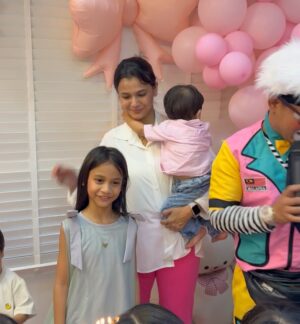 Ezzaty Abdullah Instagram - Happy Birthday my Pretty baby! ❤️ Harap Harum happy dpt celebrate dgn kesayangan2 Harum harini. 
1st time ibu buat kek 2 tingkat. ok lahhh.janji harum suka n licin semua org makan n suka. Sorry mercun xde, kita main letup2 belon je lagi best kan. sorry aunty2 yang berhempas pulas kempiskan perut nak tiup belon2 Harum semalam. Yang penting Harum enjoy dari effort uolss❤️ Big thank yiu jugak kepada semua jiran2 yang xhenti2 tolong jayakan birthday harum, adik beradik saya yg tolong masak sedap2. n syukur Ya Allah bagi nikmat “the flash” pada saya dapat siapkan kek pagi tadi 1 jam, siapkan deco2 birthday Harum dalam 1 jam jugak. Tq semua yang hadir meriahkan majlis! walaupun everything last minit, tapi Harum happy sangat! Semoga Harum membesar jd anak solehah, penyayang, pembersih, sihat tubuh badan dan sentiasa dikuatkan iman. ❤️❤️❤️