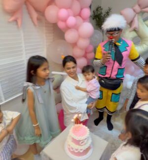 Ezzaty Abdullah Instagram - Happy Birthday my Pretty baby! ❤️ Harap Harum happy dpt celebrate dgn kesayangan2 Harum harini. 
1st time ibu buat kek 2 tingkat. ok lahhh.janji harum suka n licin semua org makan n suka. Sorry mercun xde, kita main letup2 belon je lagi best kan. sorry aunty2 yang berhempas pulas kempiskan perut nak tiup belon2 Harum semalam. Yang penting Harum enjoy dari effort uolss❤️ Big thank yiu jugak kepada semua jiran2 yang xhenti2 tolong jayakan birthday harum, adik beradik saya yg tolong masak sedap2. n syukur Ya Allah bagi nikmat “the flash” pada saya dapat siapkan kek pagi tadi 1 jam, siapkan deco2 birthday Harum dalam 1 jam jugak. Tq semua yang hadir meriahkan majlis! walaupun everything last minit, tapi Harum happy sangat! Semoga Harum membesar jd anak solehah, penyayang, pembersih, sihat tubuh badan dan sentiasa dikuatkan iman. ❤️❤️❤️