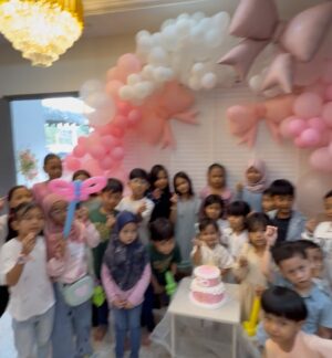 Ezzaty Abdullah Instagram - Happy Birthday my Pretty baby! ❤️ Harap Harum happy dpt celebrate dgn kesayangan2 Harum harini. 
1st time ibu buat kek 2 tingkat. ok lahhh.janji harum suka n licin semua org makan n suka. Sorry mercun xde, kita main letup2 belon je lagi best kan. sorry aunty2 yang berhempas pulas kempiskan perut nak tiup belon2 Harum semalam. Yang penting Harum enjoy dari effort uolss❤️ Big thank yiu jugak kepada semua jiran2 yang xhenti2 tolong jayakan birthday harum, adik beradik saya yg tolong masak sedap2. n syukur Ya Allah bagi nikmat “the flash” pada saya dapat siapkan kek pagi tadi 1 jam, siapkan deco2 birthday Harum dalam 1 jam jugak. Tq semua yang hadir meriahkan majlis! walaupun everything last minit, tapi Harum happy sangat! Semoga Harum membesar jd anak solehah, penyayang, pembersih, sihat tubuh badan dan sentiasa dikuatkan iman. ❤️❤️❤️