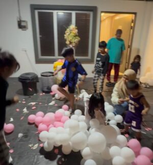 Ezzaty Abdullah Instagram - Happy Birthday my Pretty baby! ❤️ Harap Harum happy dpt celebrate dgn kesayangan2 Harum harini. 
1st time ibu buat kek 2 tingkat. ok lahhh.janji harum suka n licin semua org makan n suka. Sorry mercun xde, kita main letup2 belon je lagi best kan. sorry aunty2 yang berhempas pulas kempiskan perut nak tiup belon2 Harum semalam. Yang penting Harum enjoy dari effort uolss❤️ Big thank yiu jugak kepada semua jiran2 yang xhenti2 tolong jayakan birthday harum, adik beradik saya yg tolong masak sedap2. n syukur Ya Allah bagi nikmat “the flash” pada saya dapat siapkan kek pagi tadi 1 jam, siapkan deco2 birthday Harum dalam 1 jam jugak. Tq semua yang hadir meriahkan majlis! walaupun everything last minit, tapi Harum happy sangat! Semoga Harum membesar jd anak solehah, penyayang, pembersih, sihat tubuh badan dan sentiasa dikuatkan iman. ❤️❤️❤️