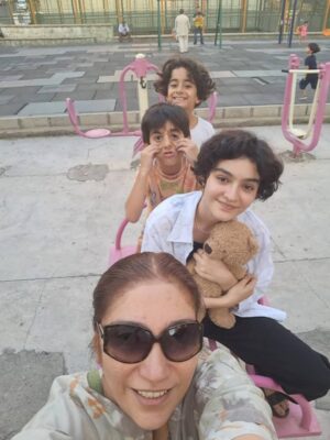 Falamak Joneydi Instagram - صبح حنا بهم گفت مامان یه خواب خوبی دیدم. خواب دیدم تهرانیم و با خاله پرستو رفتیم شهربازی و میلان یهو یه عالم شکلات آورد...همه‌ی چیزهای خوب تو خوابش بود
شب وقت پرسه‌زنی در اینجا چشمم خورد به یه تحقیقی که نقش خاله‌ها در تربیت دخترها به اندازه مادر مهمه
دیگه چاره ای نبود باید قبل خواب اینجا برای پرستو می‌نوشتم که  حنا و میلان و مهرانا و مهربد چه خوشبختن که تو خاله‌شونی.
(در عکس دوم مفهوم خالص مگه خونه‌ی خاله اس رو به عینه  اجرا کردن)