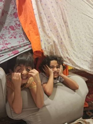 Falamak Joneydi Instagram - صبح حنا بهم گفت مامان یه خواب خوبی دیدم. خواب دیدم تهرانیم و با خاله پرستو رفتیم شهربازی و میلان یهو یه عالم شکلات آورد...همه‌ی چیزهای خوب تو خوابش بود
شب وقت پرسه‌زنی در اینجا چشمم خورد به یه تحقیقی که نقش خاله‌ها در تربیت دخترها به اندازه مادر مهمه
دیگه چاره ای نبود باید قبل خواب اینجا برای پرستو می‌نوشتم که  حنا و میلان و مهرانا و مهربد چه خوشبختن که تو خاله‌شونی.
(در عکس دوم مفهوم خالص مگه خونه‌ی خاله اس رو به عینه  اجرا کردن)