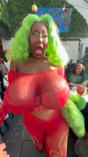 Fantasia Royale Gaga Instagram - Even grinches need love! @fantasiaroyalegaga at @unionrooftop 🎄🎄🎄