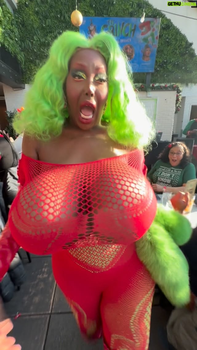 Fantasia Royale Gaga - 3.8K Likes - Even grinches need love! @fantasiaroyalegaga at @unionrooftop 🎄🎄🎄