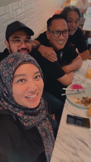 Fara Fauzana Instagram - TERIMA KASIH 2025

pelbagai kenangan manis pahit kelakar tak kelakar mengumpat mengata semualah 

andai terlebih terkurang daripada kami , mohon maaf dan terima kasih

cer share moment u guys dengan team BEKPES @hotfm976 2025

korang nak apa lagi untuk 2026 😅😎 cuba bagitahu

SEE YOU IN 2026