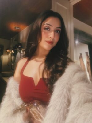 Farheen Panjwani Instagram - Holly Jolly Christmas 🎄❤️✨
Feel free to comment link if you want my outfit link directly in your DMs 📥🔗 #QuickOutfitsWithFarheen
#Christmas2025