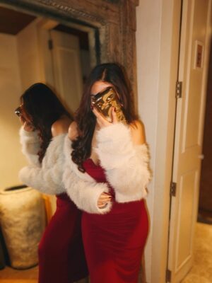 Farheen Panjwani Instagram - Holly Jolly Christmas 🎄❤️✨
Feel free to comment link if you want my outfit link directly in your DMs 📥🔗 #QuickOutfitsWithFarheen
#Christmas2025