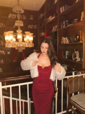 Farheen Panjwani Instagram - Holly Jolly Christmas 🎄❤️✨
Feel free to comment link if you want my outfit link directly in your DMs 📥🔗 #QuickOutfitsWithFarheen
#Christmas2025