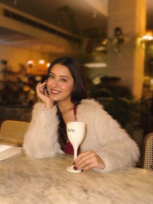 Farheen Panjwani Instagram - Holly Jolly Christmas 🎄❤️✨
Feel free to comment link if you want my outfit link directly in your DMs 📥🔗 #QuickOutfitsWithFarheen
#Christmas2025