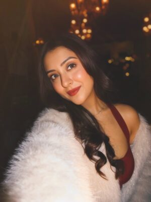 Farheen Panjwani Instagram - Holly Jolly Christmas 🎄❤️✨
Feel free to comment link if you want my outfit link directly in your DMs 📥🔗 #QuickOutfitsWithFarheen
#Christmas2025