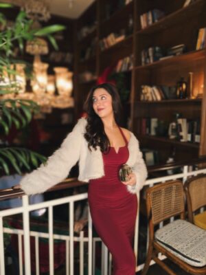 Farheen Panjwani Instagram - Holly Jolly Christmas 🎄❤️✨
Feel free to comment link if you want my outfit link directly in your DMs 📥🔗 #QuickOutfitsWithFarheen
#Christmas2025