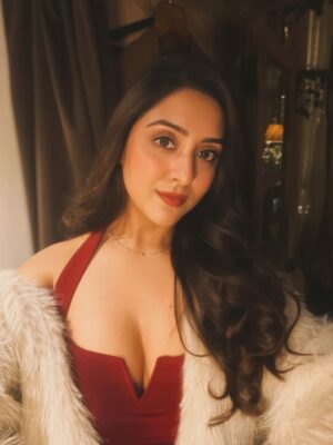 Farheen Panjwani Instagram - Holly Jolly Christmas 🎄❤️✨
Feel free to comment link if you want my outfit link directly in your DMs 📥🔗 #QuickOutfitsWithFarheen
#Christmas2025