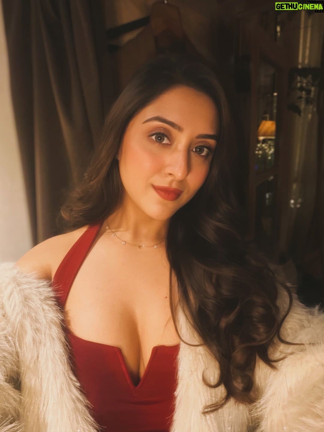 Farheen Panjwani - 4.4K Likes - Holly Jolly Christmas 🎄❤️✨

Feel free to comment link if you want my outfit link directly in your DMs 📥🔗 #QuickOutfitsWithFarheen

#Christmas2025