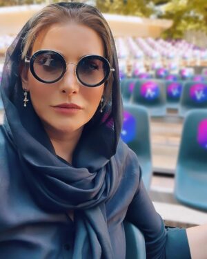 Fariba Naderi Instagram - اگر عقاید خود را با تفکر و مطالعه به دست بیاورید ؛ کسی نمیتواند به آنها توهین کند.
اگر کسی چیزی بر خلافشان بگوید عصبانی نمیشوید؛
یا میخندید یا به فکر فرو میروید... #فريبا_نادري #بازيگر #تئاتر #نمايش #faribanaderi #actress @fariba_naderi__ @fariba_naderi__