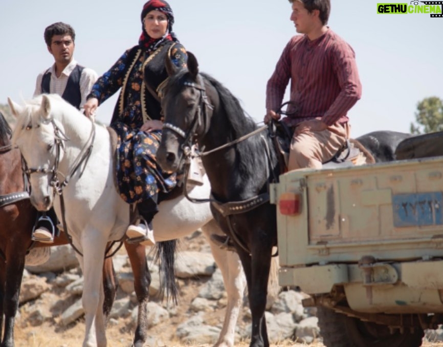 Fatemeh Goudarzi - 31.9K Likes - مدتی در مکانهای آبا واجدادی کار و زندگی کردم الان که چندوقتیست اونجارو ترک کردیم وکار به اتمام رسید و حتی پخش هم شد عجیب دلتنگم دلتنگ اون لوکیشنهای زیبا ودلتنگ مردمش که با صفا وصمیمیت به ما لطفشون رو ابراز میکردند باید بدونن که همیشه در قلب من هستید چه باشم در نزدیکیه شما چه نباشم ❤️
#استان_لرستان #خرم آباد #بروجرد #ازنا #الیگودرز.......
