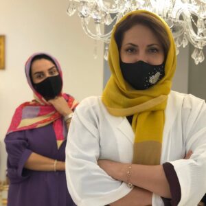 Fatemeh Goudarzi Instagram - با ماسک میتوان زندگی را دوباره ازسر گرفت یاشاید با کمی فاصله اما همه اینها بهانه هاییست که از دوریها بگوییم از زمانی که دیگر نتوانستیم عزیزانمان را در آغوش بگیریم وقدرت انتقال عشق را افزایش دادیم  با نگاه باهم حرف میزنیم واز عشق میگوییم وجالب اینجاست که درمیابیم انیان موجود غریبیست که باید کنکاش کردو کشفش کرد این هم سوغات این روزها وسالهای ماست باشد که فرزندان فرزندان ما خاطرات گذشتگانشان را مرور وشاید تعجب کنند ازاین وضع اسفناک ما اما نمیدانند یا نخواهند فهمید که بازهم زندگی برای ما زیباست یا بوده🙃#فاطمه_گودرزی #fatemeh_goudarzi #دوستیها #عاشقها#نسلهای_آینده_درباره_ما_چه_خواهند_گفت #آرایش_زندگی