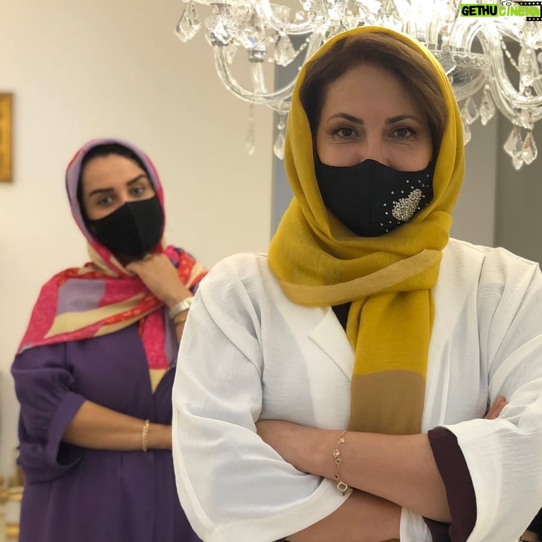 Fatemeh Goudarzi - 35.8K Likes - با ماسک میتوان زندگی را دوباره ازسر گرفت یاشاید با کمی فاصله اما همه اینها بهانه هاییست که از دوریها بگوییم از زمانی که دیگر نتوانستیم عزیزانمان را در آغوش بگیریم وقدرت انتقال عشق را افزایش دادیم  با نگاه باهم حرف میزنیم واز عشق میگوییم وجالب اینجاست که درمیابیم انیان موجود غریبیست که باید کنکاش کردو کشفش کرد این هم سوغات این روزها وسالهای ماست باشد که فرزندان فرزندان ما خاطرات گذشتگانشان را مرور وشاید تعجب کنند ازاین وضع اسفناک ما اما نمیدانند یا نخواهند فهمید که بازهم زندگی برای ما زیباست یا بوده🙃#فاطمه_گودرزی #fatemeh_goudarzi #دوستیها #عاشقها#نسلهای_آینده_درباره_ما_چه_خواهند_گفت #آرایش_زندگی