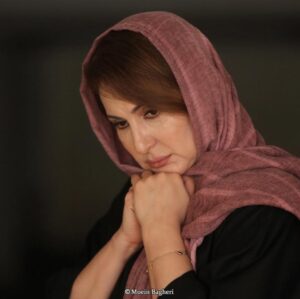 Fatemeh Goudarzi Instagram - فرقی ندارد چه ساعت از شبانه روز باشد
صدایت را که میشنوم
خورشید در دلم طلوع میکند 
 # فروغ_فرخزاد
@mmoeinbagheri 
#فاطمه_گودرزی
#fatemeh_goudarzi