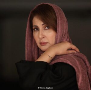 Fatemeh Goudarzi Instagram - فرقی ندارد چه ساعت از شبانه روز باشد
صدایت را که میشنوم
خورشید در دلم طلوع میکند 
 # فروغ_فرخزاد
@mmoeinbagheri 
#فاطمه_گودرزی
#fatemeh_goudarzi