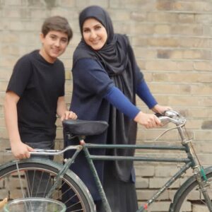 Fatemeh Goudarzi Instagram - کار با بچه ها دنیای متفاوتی داره 
آدمو سرشوق میاره به آدم صبوری یاد میده به آدم میگه از زمان حال لذت ببر آینده یک رازه وگذشته رفته تموم شده خلاصه میگه این نیز بگذرد درهرصورت کار کردن با نوجوانان وبچه ها خیلی لذتبخشه ماهم وظیفه داریم وقت بیشتری براشون بگذاریم❤️❤️❤️😊#فاطمه_گودرزی #fatemeh_goudarzi 
#هارمونیکا @hoseiniomidd @arsalaanhoseini
@عکس: عباس ایمانی
@abbasimani