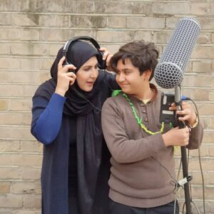 Fatemeh Goudarzi Instagram - کار با بچه ها دنیای متفاوتی داره 
آدمو سرشوق میاره به آدم صبوری یاد میده به آدم میگه از زمان حال لذت ببر آینده یک رازه وگذشته رفته تموم شده خلاصه میگه این نیز بگذرد درهرصورت کار کردن با نوجوانان وبچه ها خیلی لذتبخشه ماهم وظیفه داریم وقت بیشتری براشون بگذاریم❤️❤️❤️😊#فاطمه_گودرزی #fatemeh_goudarzi 
#هارمونیکا @hoseiniomidd @arsalaanhoseini
@عکس: عباس ایمانی
@abbasimani