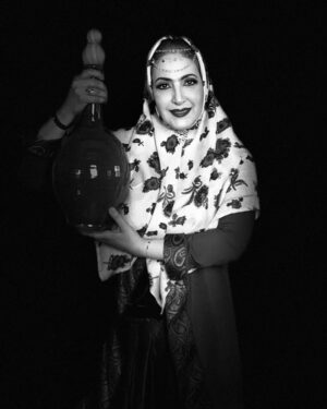 Fatemeh Goudarzi Instagram - یاد قدیما بخیر 
اون موقعها همه چیز از الان ساده تر بود وراحتتر میخوام بگم کاش اونجوری زندگی میکردیم میبینم بخشهایی از زندگی فعلی ومثلا تکنولوژی هم بد نیست البته نه به این شکل که ما استفاده میکنیم نهایتا نباید غر زد یا خیلی شاکی بود دوس دارم از خداوند تشکر کنم وشاکر باشم وسلامتی برای همه دوستان وعزیزان وهموطنانم بخوام وبعد شرایط اقتصادی بهتر چون این نشد وضع😞🙏#فاطمه_گودرزی #fatemeh_goudarzi #ایران_قدیم #شام_ایرانی #زنان_قاجار #زنان_هنرمند