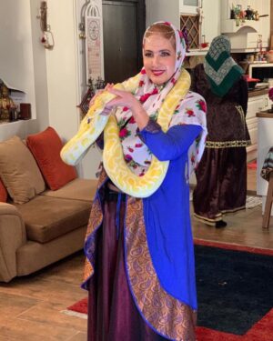 Fatemeh Goudarzi Instagram - بازی با حیوانی که برای برنامه آمده بودمتوجه شدم یک بازیگر معروف است ودارای صفحه اینستاگرامی😳بهرحال عاشق حیوانات هستم پس با علاقه بغلش کردم البته اوهم همینطور ودقایقی بازی کردیم مرسی از نسیم جان ادبی که ایشون روهم دعوت کرده بود 🙏#شام_ایرانی  #فاطمه_گودرزی #fatemeh_goudarzi #دوستیهای_ناب #برنامه_غذایی #حمایت_از_حیوانات