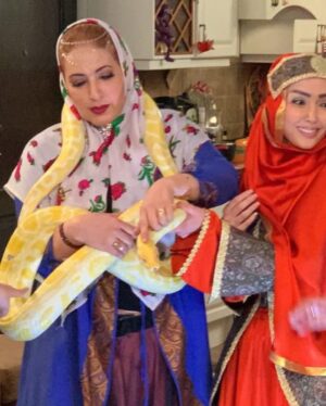 Fatemeh Goudarzi Instagram - بازی با حیوانی که برای برنامه آمده بودمتوجه شدم یک بازیگر معروف است ودارای صفحه اینستاگرامی😳بهرحال عاشق حیوانات هستم پس با علاقه بغلش کردم البته اوهم همینطور ودقایقی بازی کردیم مرسی از نسیم جان ادبی که ایشون روهم دعوت کرده بود 🙏#شام_ایرانی  #فاطمه_گودرزی #fatemeh_goudarzi #دوستیهای_ناب #برنامه_غذایی #حمایت_از_حیوانات