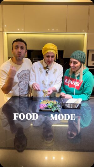 Fatemeh Goudarzi Instagram - ⁨	⁨	🍆🧅🫑
میشه با یکسری مواد همیشگی به جای غذاهای همیشگی یه غذای جدید و خوشمزه تر درست کرد…
یکی از خوشمزه ترین غذاهایی بود که این مدت خوردیم و واقعا از عطر و طعمش لذت بردیم… 
🧄
مواد لازم:
بادمجون 
پیاز
فلفل دلمه
سیر
ریحون
نمک و فلفل و زردچوبه
فلفل دلمه و سیر رو با هم تفت بدین، بهش زردچوبه بزنین، بهش بادمجون دودی یا سرخ کرده له شده رو اضافه کنین(اگه دودی باشه عطر و طعم بهتری میگیره) گوشت و پیاز و نمک و فلفل و ریحون و یا هر سبزی که دوست دارین و مخلوط کنین و مثل فیلم لوله ای کنین و بذارین روی مخلوط بادمجون و فلفل دلمه… درش رو ببندین و اجازه بدین گوشت کامل بپزه… میتونین هر چاشنی که خودتون دوست دارین هم اضافه کنین😍😍نوش‌جوووووووونتوووووون❤️🥰
#فودمود #فودمودویدئو #فاطمه_گودرزی #خوشمزه_شو #خوشمزه_شو_فاطمه_گودرزی #دریادشت #پویان_گنجی #foodmode #foodtime #foodlover #food #newfood⁩⁩