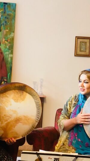 Fatemeh Goudarzi Instagram - فکر کردیم شاید دراین شرایط بتونیم برای دقایقی حالتون رو بهتر کنیم @asiehahmadi_daf_tanbur 
#فاطمه_گودرزی
#fatemeh_goudarzi 
#موسیقی
#دف
#کردستان
#لرستانی
@mojgansadrish