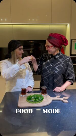 Fatemeh Goudarzi Instagram - ⁨	⁨	⁨	⁨	⁨	⁨	🧈
گفتم یه جمعه همه تو خونه هستن یه باقلوا راحت درست کنیم و دور هم بخوریم و لذت ببریم… ما برای درست کردنش ۳/۴ لیوان شکر رو با آب جوش شربت کردیم و روی خمیر یوفکا همونجوری که معلومه لایه لایه کره زدیم و وسطش گردو و باز لایه لایه ورقه یوفکا… دمای فر ۱۸۰ درجه به مدت ۳۰ دقیقه ❤️‍🔥
🫓
نوش جونتون بخورین و لذت ببرین🌾
❤️
درست کردین برامون عکس بفرستین…
#باقلوا #باقلوا_استانبولی #جمعه #باقلوا_خونگی #باقلوا_گردویی⁩⁩⁩⁩⁩⁩