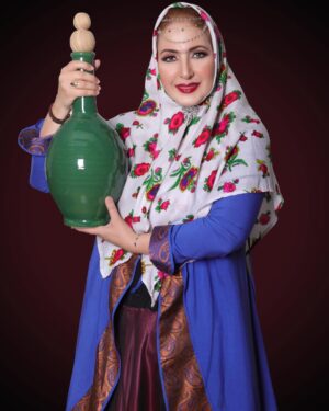 Fatemeh Goudarzi Instagram - بیاد گذشته وآبی که بدون تکنولوژی خنک بود وسادگی جلوه خاصی از دوران  بی غل و غش بود❤️#samira_bakhtiari @samira_bakhtiari #fatemeh_goudarzi #فاطمه_گودرزی #نوستالوژی #گذشته_فراموش_نشدنی #لباسهای_قدیمی