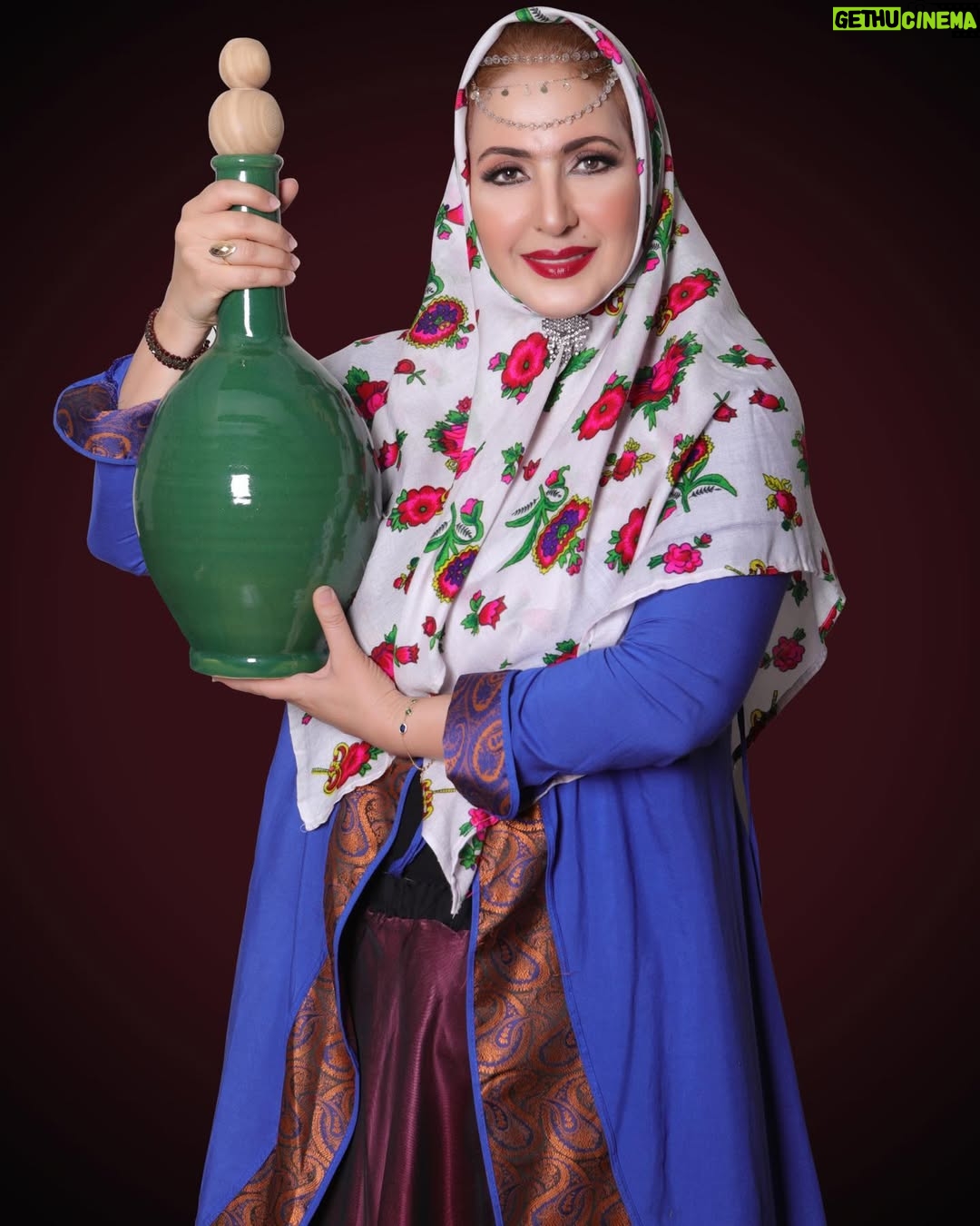 Fatemeh Goudarzi - 34.5K Likes - بیاد گذشته وآبی که بدون تکنولوژی خنک بود وسادگی جلوه خاصی از دوران  بی غل و غش بود❤️#samira_bakhtiari @samira_bakhtiari #fatemeh_goudarzi #فاطمه_گودرزی #نوستالوژی #گذشته_فراموش_نشدنی #لباسهای_قدیمی