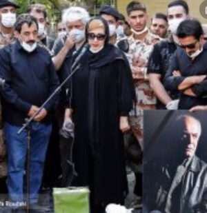 Fatemeh Goudarzi Instagram - چقدر سخته از دست دادن بعضی دوستها 😞آدمی که بسرعت با اخلاقهای خاص خودش مثل شوخ طبعی ومهربانی خودشو تو دلم آدم جا کنه بعدش بسرعت برق وباد از پیشمون بره با سیروس گرجستانی نازنین درسریال شرم از نزدیک آشنا شدم وخیلی زود دوست شدیم وروزهایی که آفیش نمیشد دلمون برای شوخیهاش وحضورش تنگ میشد حیف که پیگه هیچوقت نمیتونیم حضورت رو در کنارمون داشته باشیم اما بهت قول میدم همیشه در قلبمونی میدونم دوستان زیادی داشتی وهنوزم داری که فراموشت نمیکنن هیچوقت فراموشت نخواهم کردروحت شاد 🙏