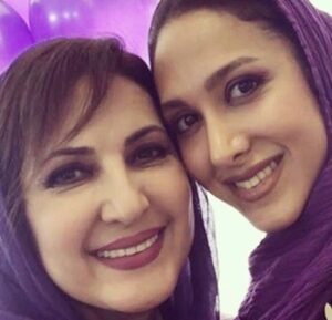 Fatemeh Goudarzi Instagram - #تولد
#تولد_بازی 
#زندگی_زیباست 
خب همیشه روز تولد با تبریک شروع میشه وممکنه تکراری باشه اما تا باشه این تکرارها 💐🧁🍰 گاهی با بودن یه آدمایی تو زندگی ، عمر آدم بهتر سپری میشه دلخوشتر ، آسوده تر بخصوص وقتی دختری داری که حواسش بهت هست آره عزیزم زندگی با فرزندی مثل تو زیباست فکر کردن به آینده شما ممکنه استرس بوجود بیاره که چطور میشه اما خیالبافی برای آینده شما بچه ها قشنگیه خودشو داره نصف عمر آدما به خیالبافی میگذره چه خوب که درباره بچه ها بگذره 🎂😁دوستت دارم تا زنده ام ومراقب همیشگیت دختر زیبای من 💋❤️🪴🤗
#فاطمه_گودرزی
#آوا_گنجی 
#جشن_تولد 
#fatemeh_goudarzi
#ava_ganji
