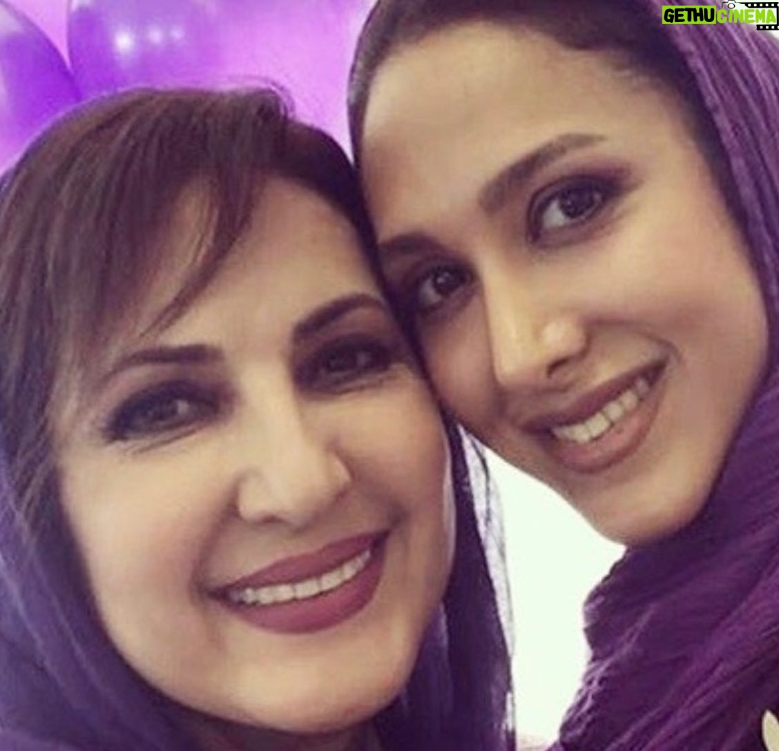 Fatemeh Goudarzi - 25.4K Likes - #تولد
#تولد_بازی 
#زندگی_زیباست 
خب همیشه روز تولد با تبریک شروع میشه وممکنه تکراری باشه اما تا باشه این تکرارها 💐🧁🍰 گاهی با بودن یه آدمایی تو زندگی ، عمر آدم بهتر سپری میشه دلخوشتر ، آسوده تر بخصوص وقتی دختری داری که حواسش بهت هست آره عزیزم زندگی با فرزندی مثل تو زیباست فکر کردن به آینده شما ممکنه استرس بوجود بیاره که چطور میشه اما خیالبافی برای آینده شما بچه ها قشنگیه خودشو داره نصف عمر آدما به خیالبافی میگذره چه خوب که درباره بچه ها بگذره 🎂😁دوستت دارم تا زنده ام ومراقب همیشگیت دختر زیبای من 💋❤️🪴🤗
#فاطمه_گودرزی
#آوا_گنجی 
#جشن_تولد 
#fatemeh_goudarzi
#ava_ganji