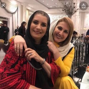 Fatemeh Goudarzi Instagram - آدم اگه قراره یه دوست خوب وبامعرفت داشته باشه بهتره خوب حواسشو جمع کنه چندسال هست که دوستی رو دارم که بدون هیچ توقعی ازهم بیاد هم هستیم وهروقت به هم نیاز داریم کنارهمیم فریبا جان دلم برات خیلی تنگ شده نازنینم وچون شهرستان هستم ونمیتونم بیام ببینمت مجبورشدم اینجوری بهت تبریک بگم شما بسیار مهربان ومتشخص هستی ومن دوستت دارم تولدت رو بهت تبریک میگم کاش انسانهایی مثل تو بیشتر بودن ❤️💋🎊🎉🎂🎂🎂🎂🎂#دوستی #رفاقت #فاطمه_گودرزی #fatemeh_goudarzi @faribakousari