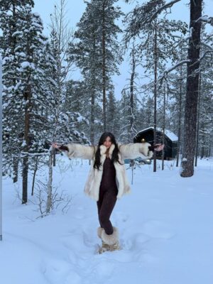 Fatma Bartakis Instagram - Cold hands, warm energy ❄️🤍