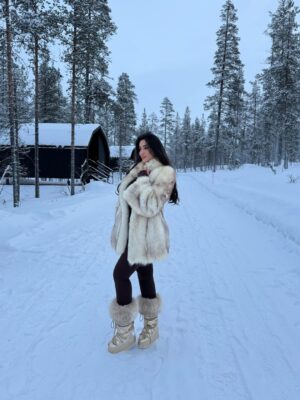 Fatma Bartakis Instagram - Cold hands, warm energy ❄️🤍