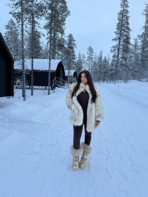 Fatma Bartakis Instagram - Cold hands, warm energy ❄️🤍