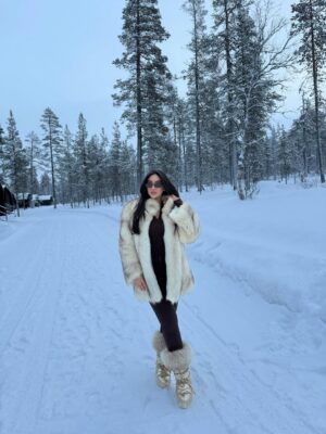 Fatma Bartakis Instagram - Cold hands, warm energy ❄️🤍