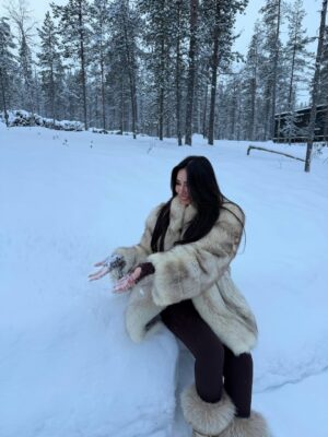 Fatma Bartakis Instagram - Cold hands, warm energy ❄️🤍