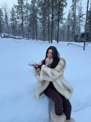 Fatma Bartakis Instagram - Cold hands, warm energy ❄️🤍