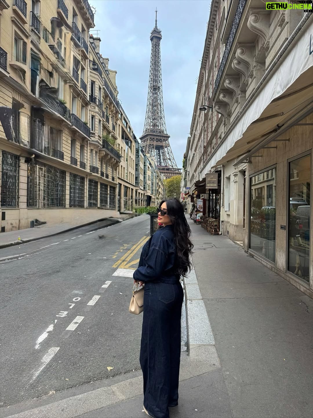 Fatma Bartakis - 30.4K Likes - Eiffel in love with this city ❤️
—————————————————

#paris #autumn #vacation #ootd